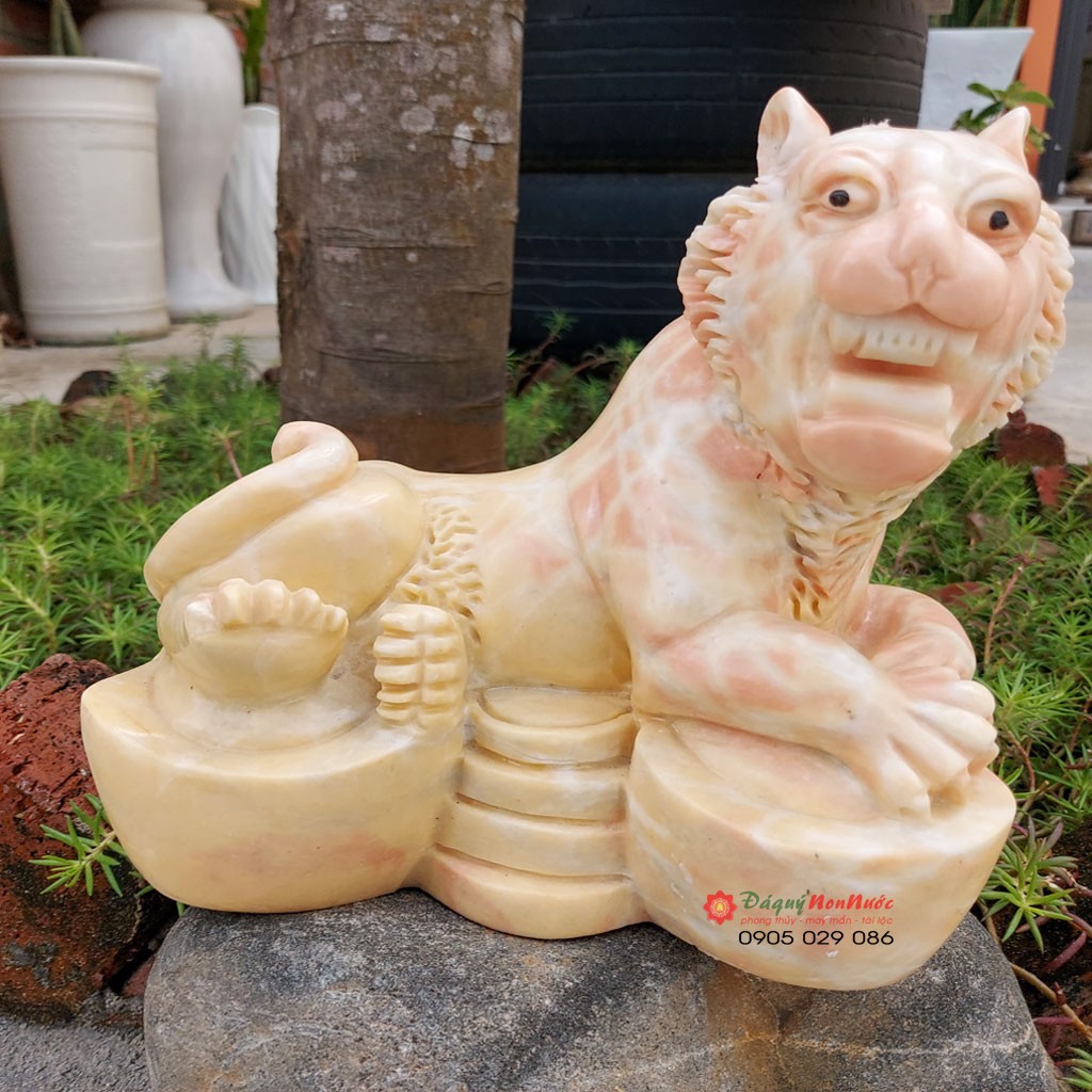 Tượng cọp nằm thỏi vàng 12 con giáp phong thủy đá cà rốt 20cm đá Non Nước