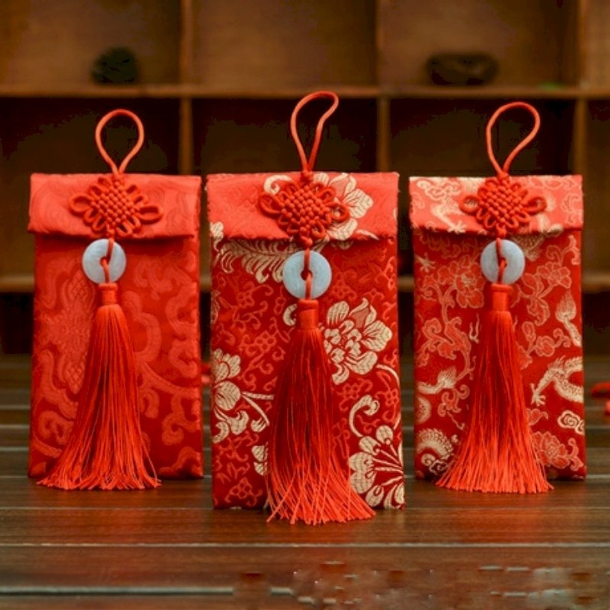 Combo 2 bao lì xì vải gấm đỏ thêu hoạ tiết in nổi
