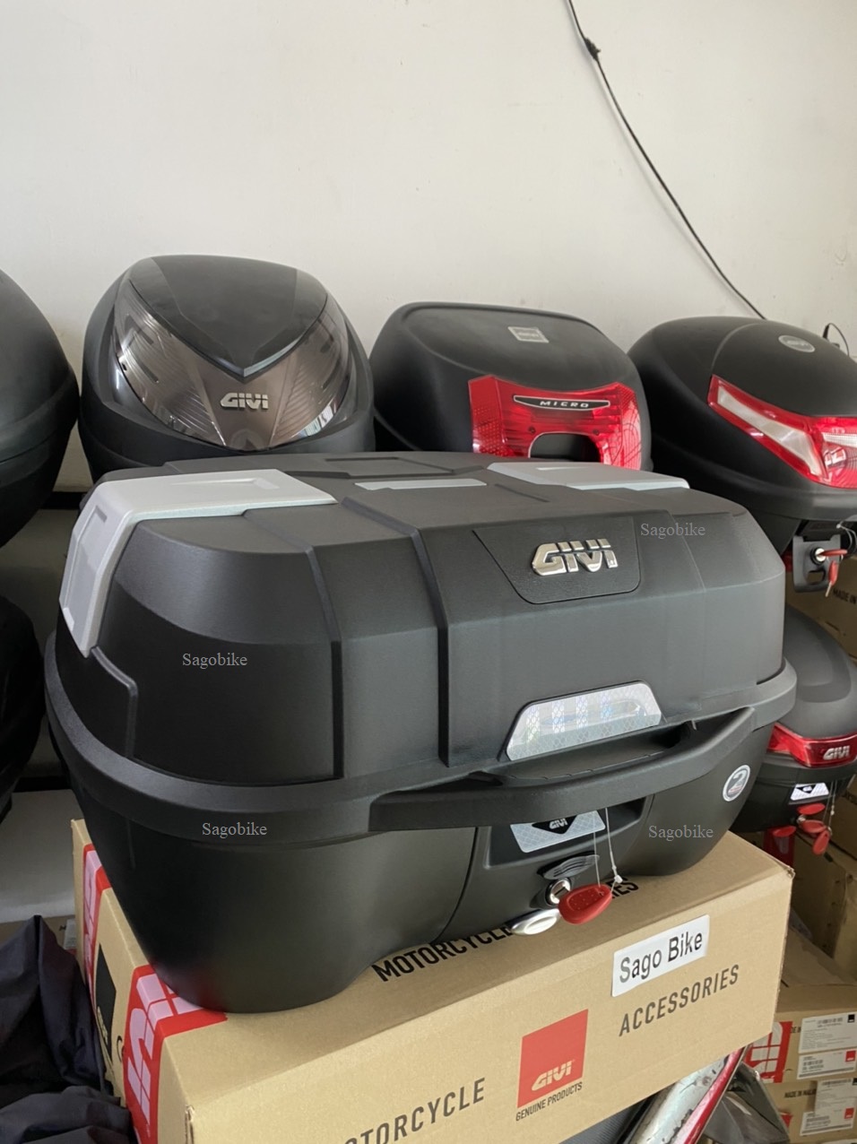 Thùng givi B45NM, thùng sau xe 45lit kèm đế, ốc gắn