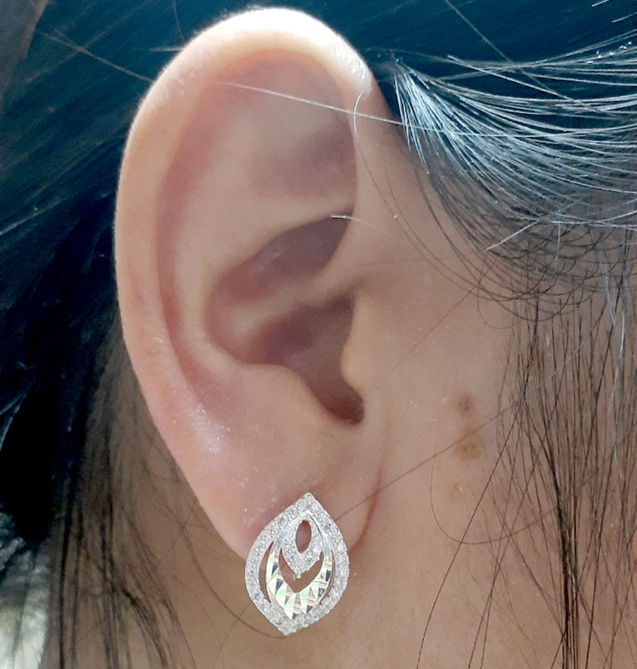 Bông tai nữ Bạc Quang Thản khóa bật chắc chắn đeo sát tai đính đá cobic cao cấp phong cá tính phù hợp đeo cho mọi lứa tuổi - QTBT96