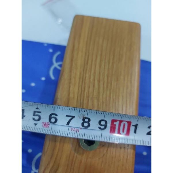 Tay nắm gỗ cửa kính bản lề sàn