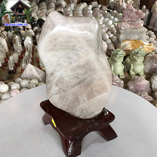 Trụ đá thạch anh hồng tự nhiên nguyên khối T423 phong thủy nặng 4.9kg kích thước 26x14cm – Vật phẩm phong thủy may mắn