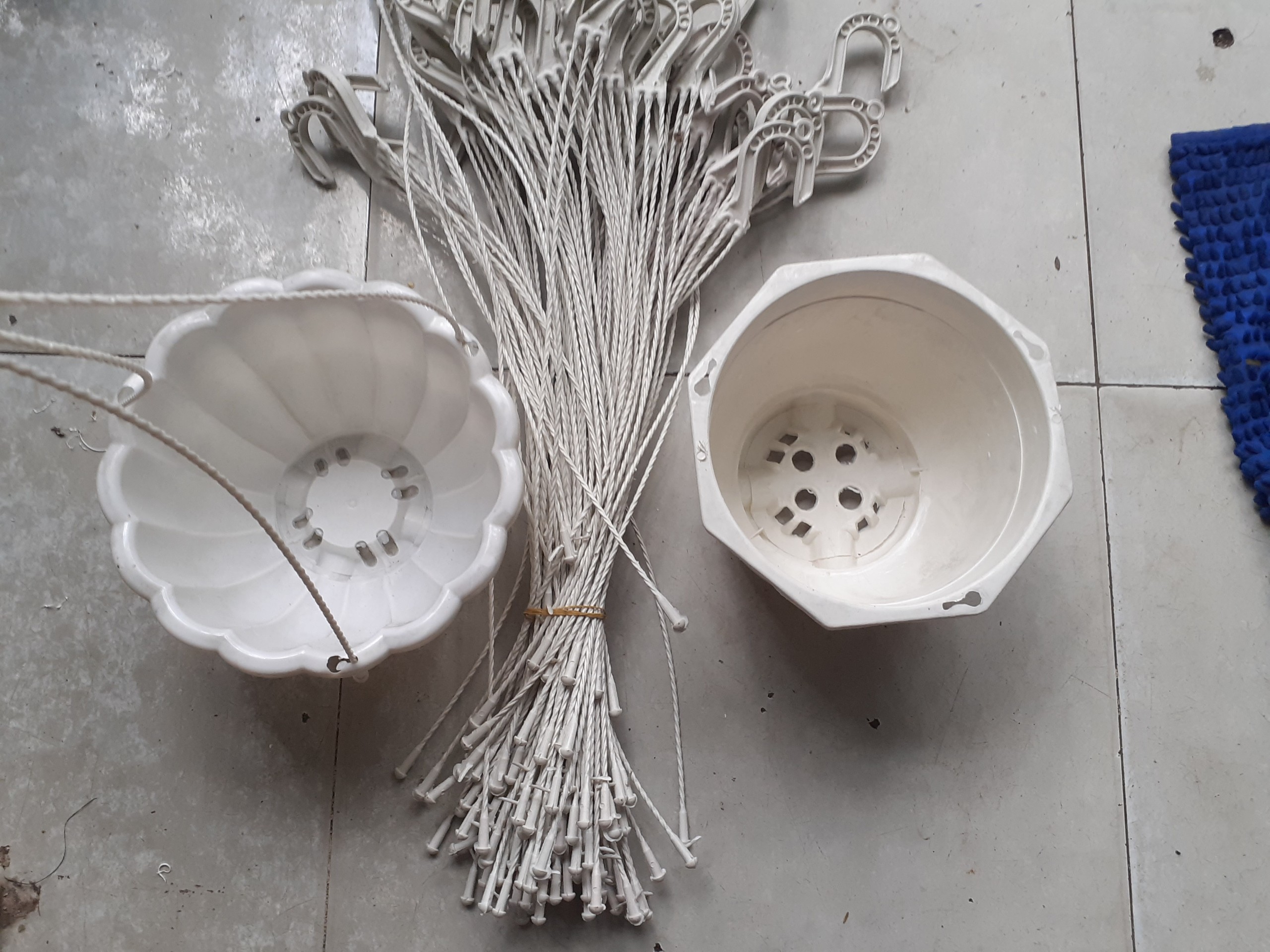 Chậu mủ treo kèm móc.