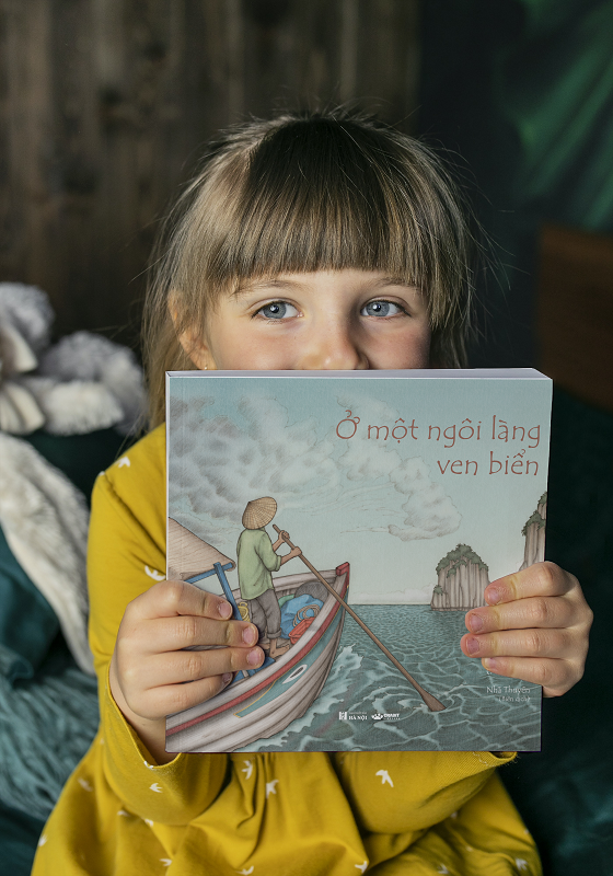 Ở một ngôi làng ven biển - Crabit Kidbooks - sách thiếu nhi dành cho trẻ từ 3 tuổi - tác giả Văn Thị Mượn