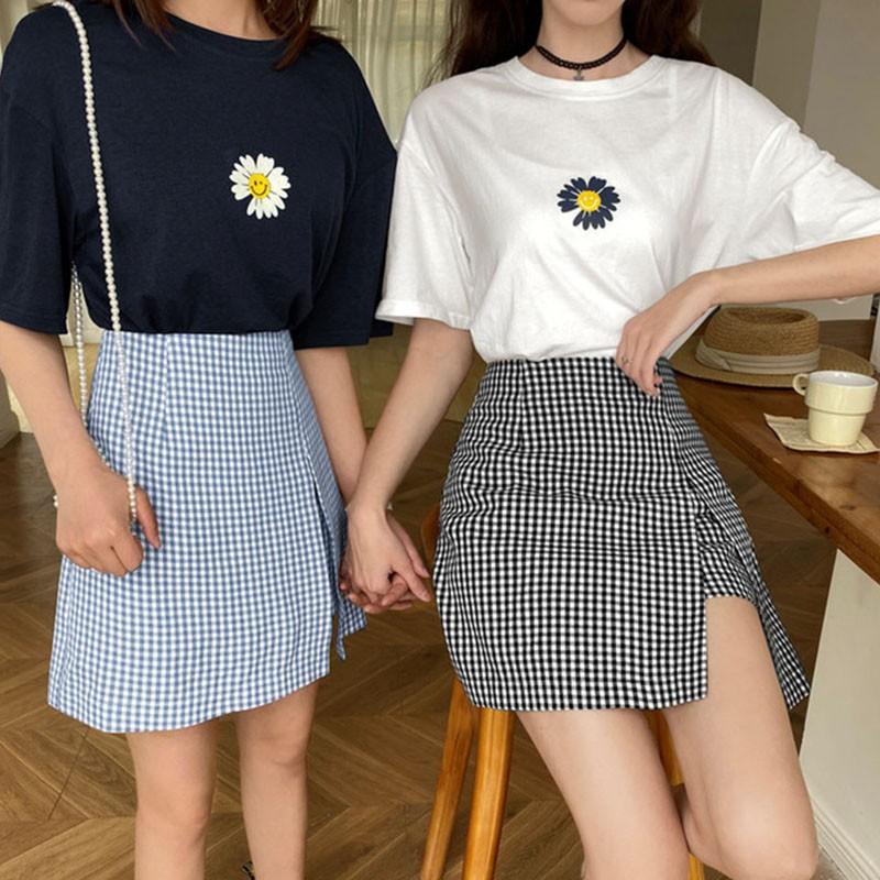 Áo Thun Ngắn Tay Cổ Tròn Dáng Rộng In Hình Hoa Cúc Xinh Xắn