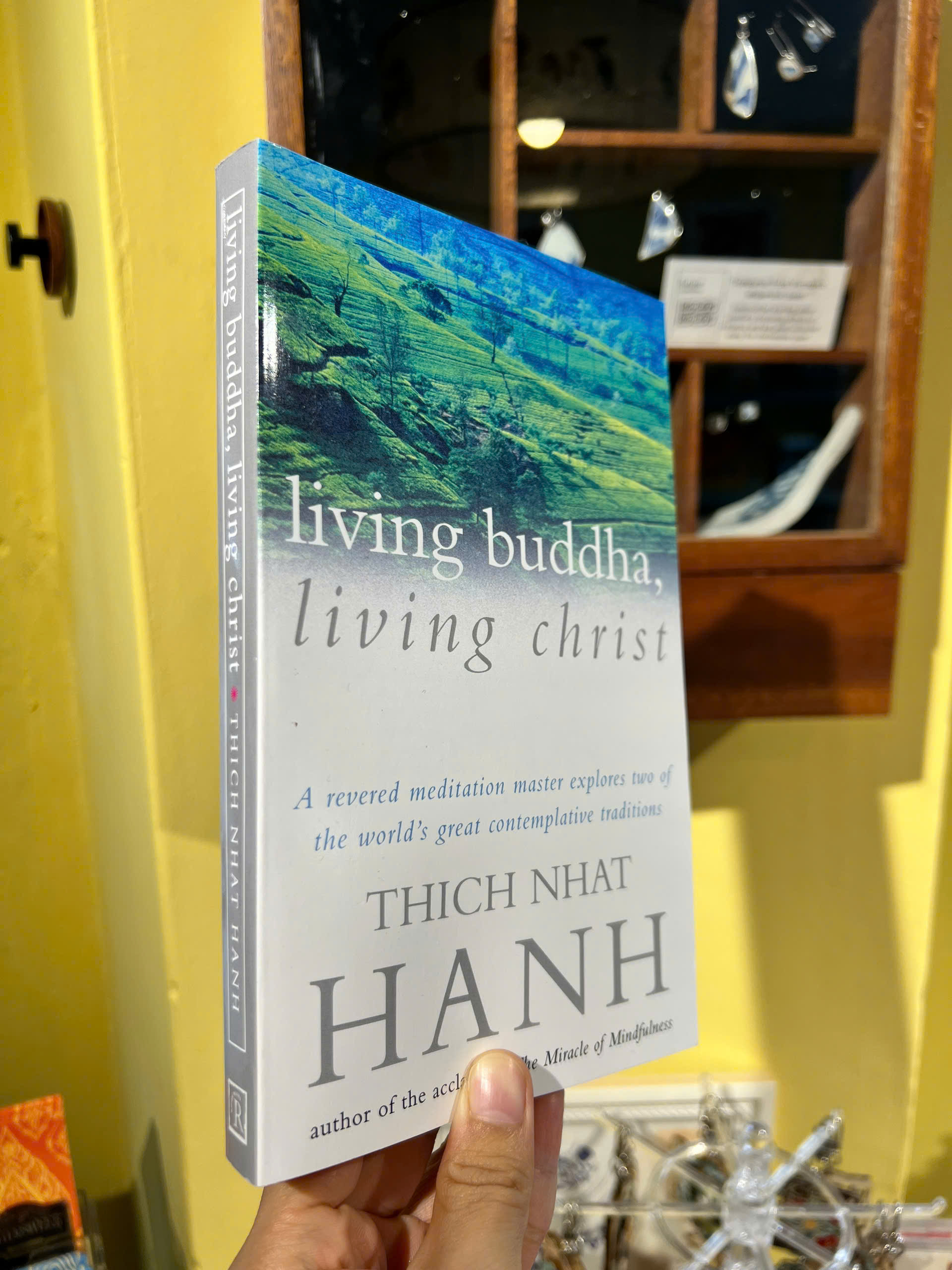 Sách - Living Buddha, Living Christ by Thich Nhat Hanh | Religion / Phật giáo / Ngoại văn Nhập khẩu