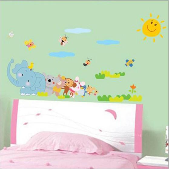 Decal trang trí voi và các bạn kéo co