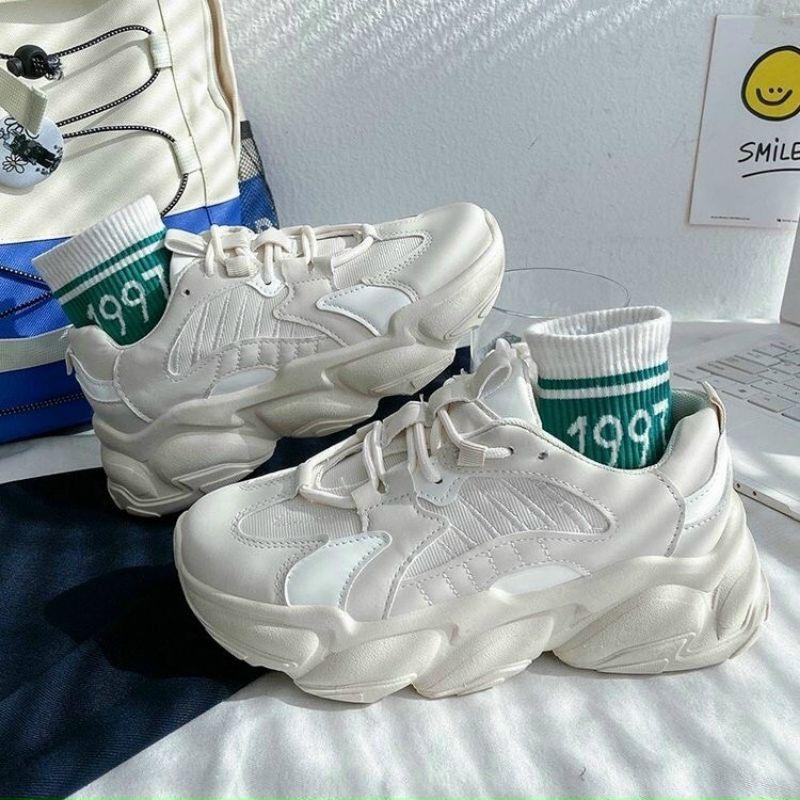 GIÀY THỂ THAO ĐẾ CAO TRƠN ĐEN KEM - 4P