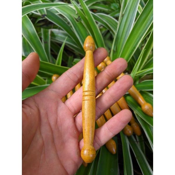 Com bo 2 cây dụng cụ gỗ thơm hình nến mát xa day ấn bấm huyệt đạo bằng gỗ thơm