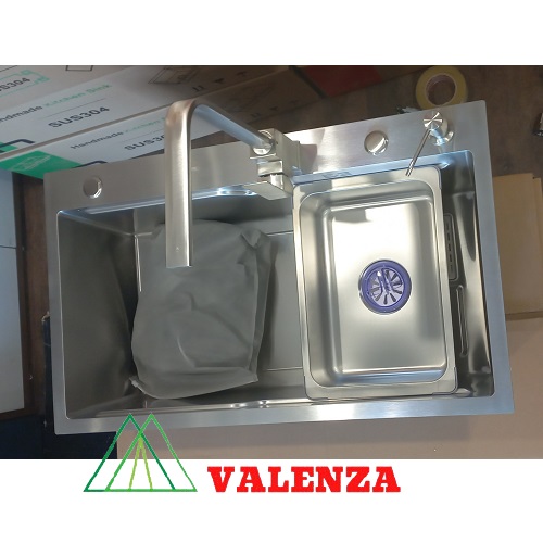 Combo chậu rửa chén bát 1 hố lớn Valenza 7846 inox sus304 chuẩn 100% kèm vòi rửa bát dáng Vuông Valenza sus304, bộ xả to ngăn mùi, khay inox kín-TẶNG BÌNH NƯỚC RỬA CHÉN