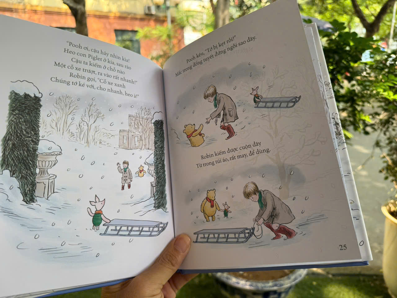 (Bìa cứng) GẤU POOH Ở CUNG ĐIỆN HOÀNG GIA – Jeanne Willis – Nhân Dân Books - NXB Văn Học