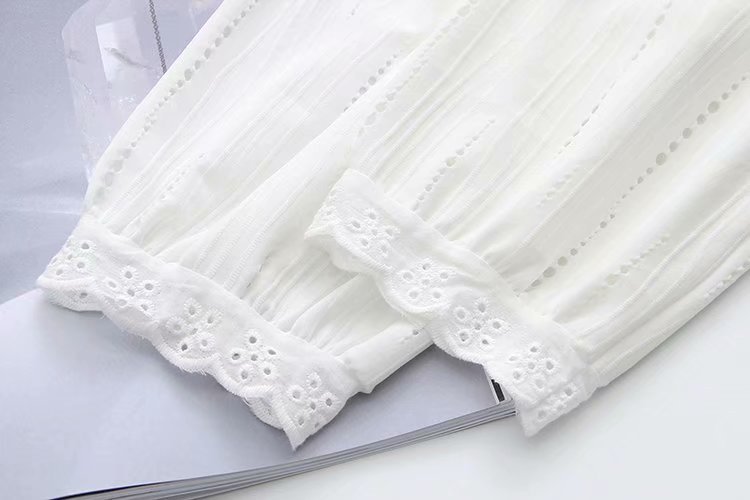 Áo nữ xinh xắn thiết kế cổ V phối ren sm185