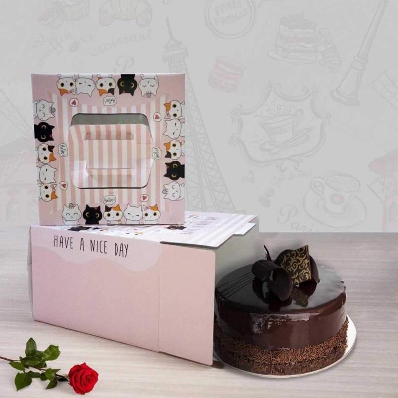 Hộp bánh kem 30 cm Mèo may mắn kèm đế trắng