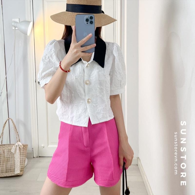 Áo croptop tay phồng cổ sơ mi đen cài nút tiểu thư màu trắng
