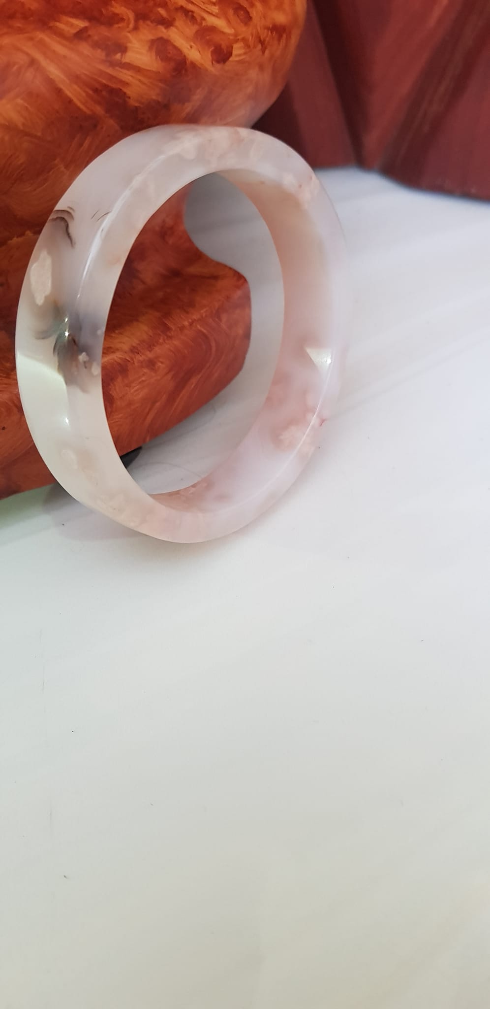 Vòng tay Nữ Mã Não Bản Vuông trắng bông hoa vân Ni 54mm x cao 13mm x dầy 6mm Nữ mệnh Kim mệnh Thủy 52kg - 55kg đeo đẹp xinh tay lắm ạ