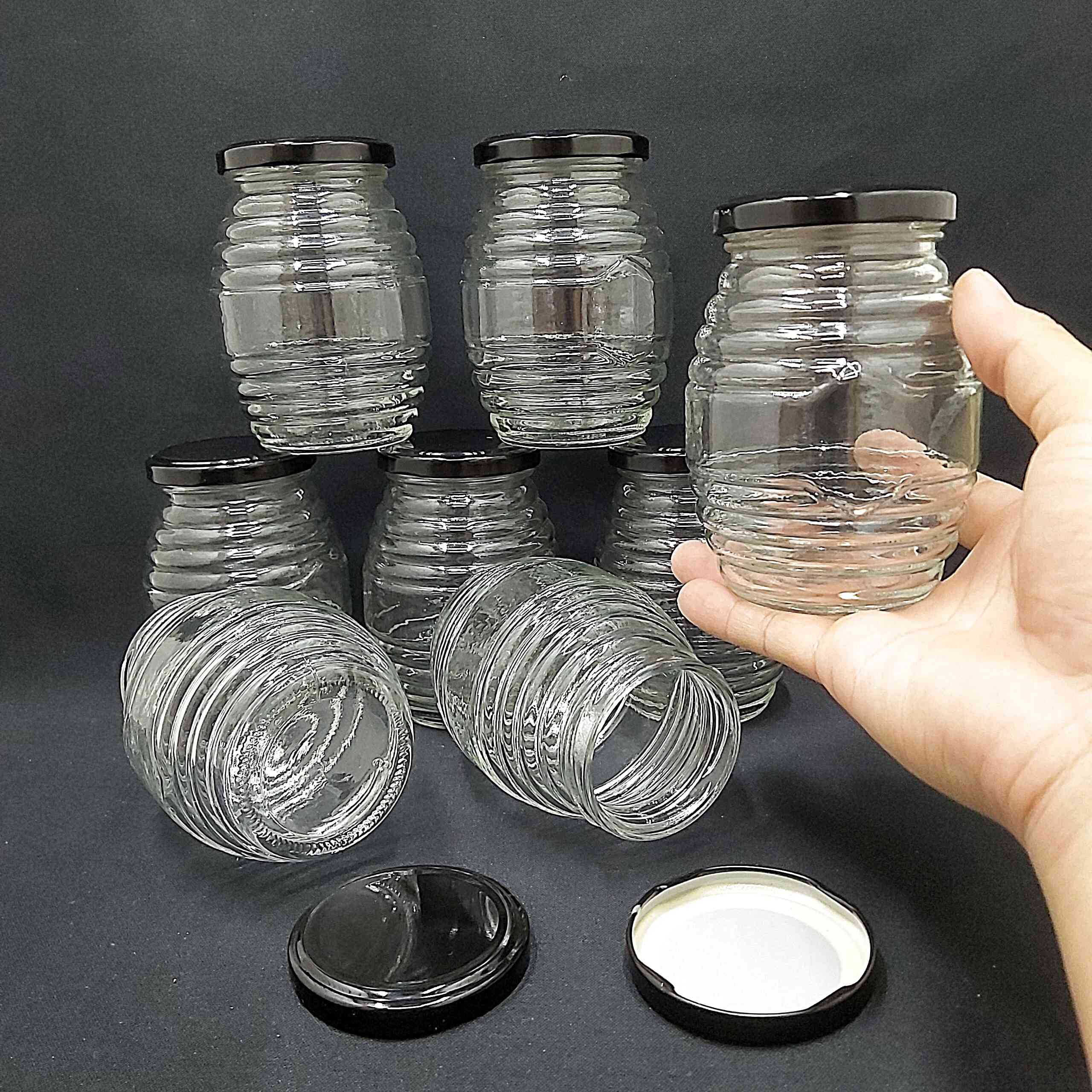 Combo 8 hũ thủy tinh 350ml mẫu con ong nắp thiếc đen vặn – hủ đựng mật ong, yến chưng, dầu dừa, gia vị, thức uống, sữa chua