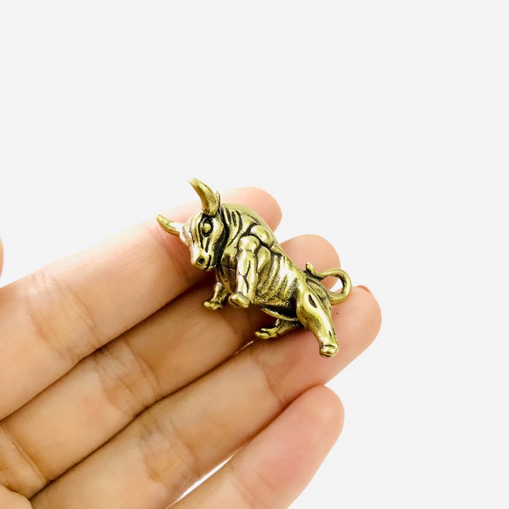 Móc Khóa Tượng Đồng Con Trâu dùng để làm móc khóa, trưng trên bàn, làm quà tặng lưu niệm, kích thước 3.5 x 1.5 x 2cm, màu đồng – TMT Collection - SP005225