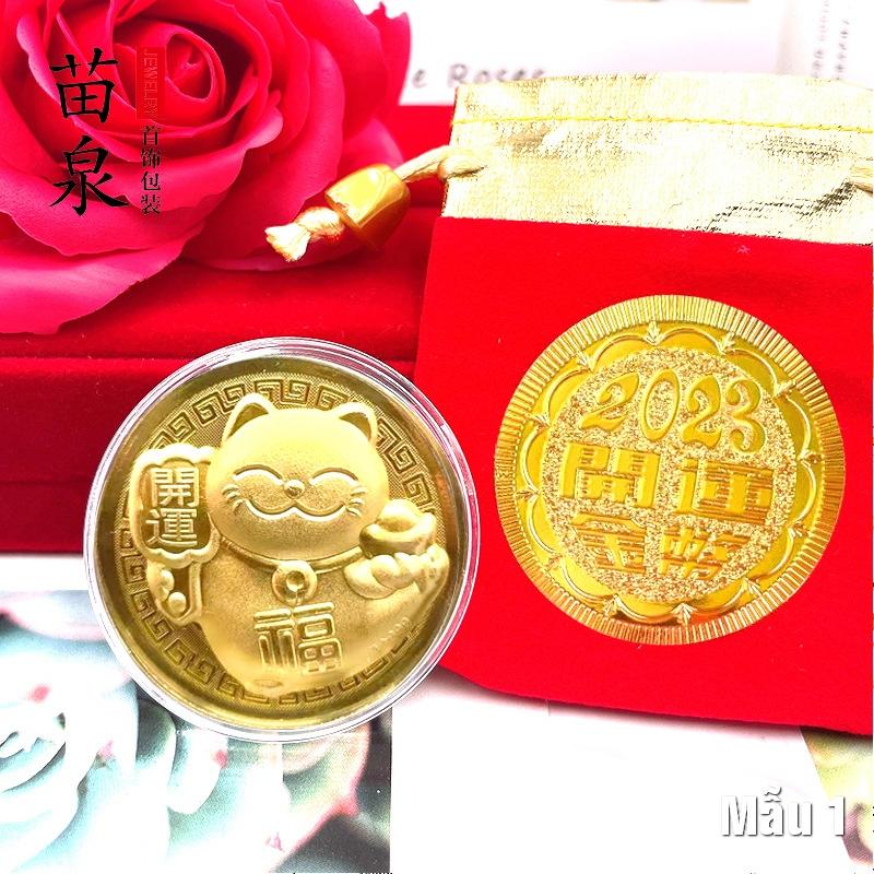 ĐỒNG XU MÈO MÀU VÀNG KÈM TÚI GẤM ĐỎ MAY MẮN, HOAN HỈ, TÀI LỘC 2023 - Quý Mão - Mẫu 1