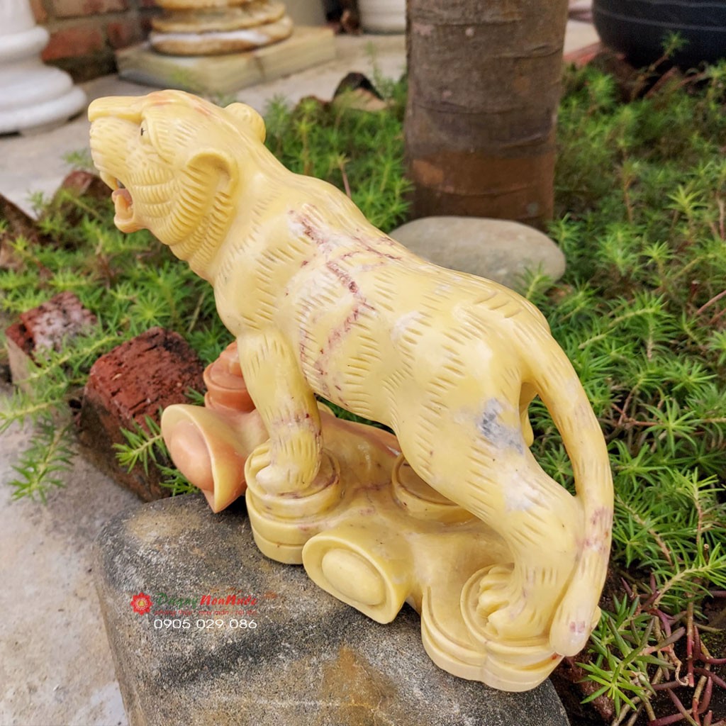 Tượng đá cọp 12 con giáp phong thủy đứng thỏi vàng đá cà rốt 21cm đá Non Nước
