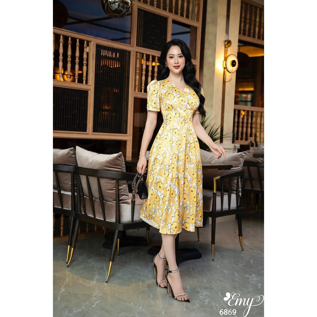 Đầm EMY EM6869 Xoè Cổ V Hoa Vàng
