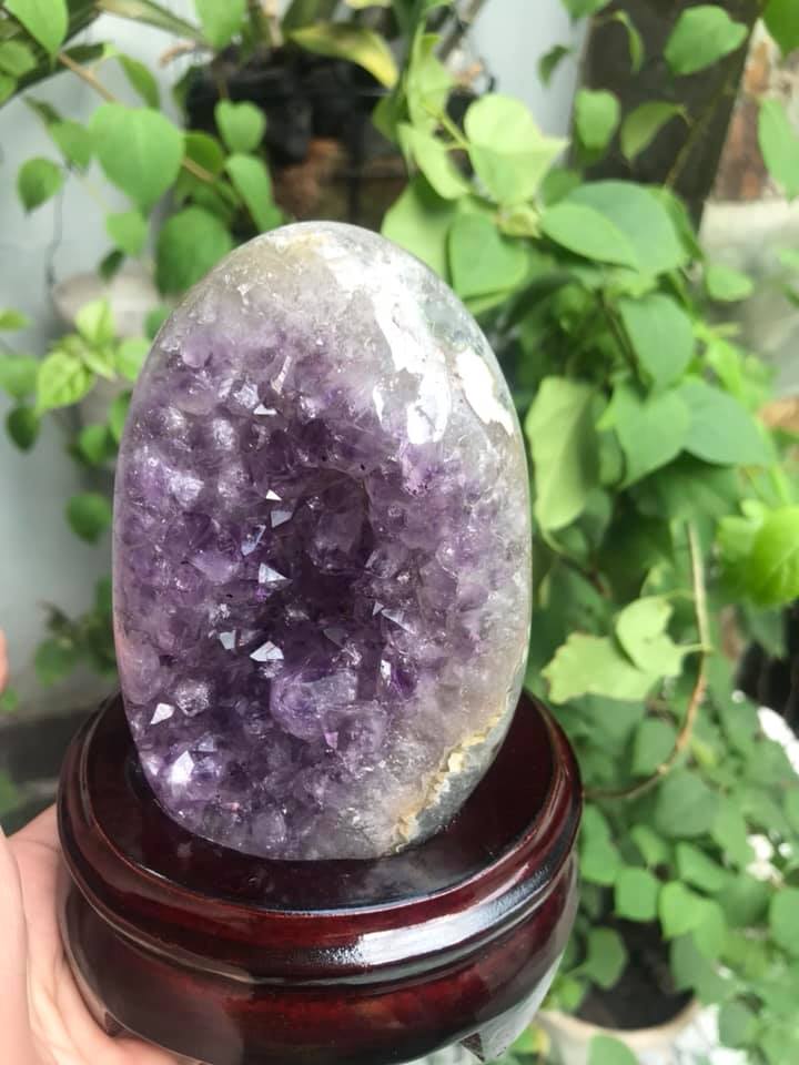 MIẾNG ĐÁ THẠCH ANH TÍM TỰ NHIÊN CÓ HỐC SÂU CÔNG DỤNG HÚT TÀI LỘC MÀU TÍM ĐẸP ĐẾ GỖ Cao 14cm x Ngang 10cm x Sâu 9cm Đặt Bàn Làm Việc Bàn Thờ THẦN TÀI May Mắn