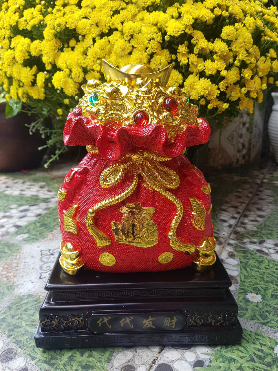 Tượng Túi Tiền Đỏ Đầy Thỏi Vàng To May Mắn cao 30cm x đk 21cm x sâu 18cm mệnh Hoả mệnh Thổ Món Quà Biếu tặng thật sự ý nghĩa dịp lễ tết, quà tặng tân gia, quà tặng khách hàng, quà tặng Sếp , quà tặng phong thuỷ ý nghĩa ạ