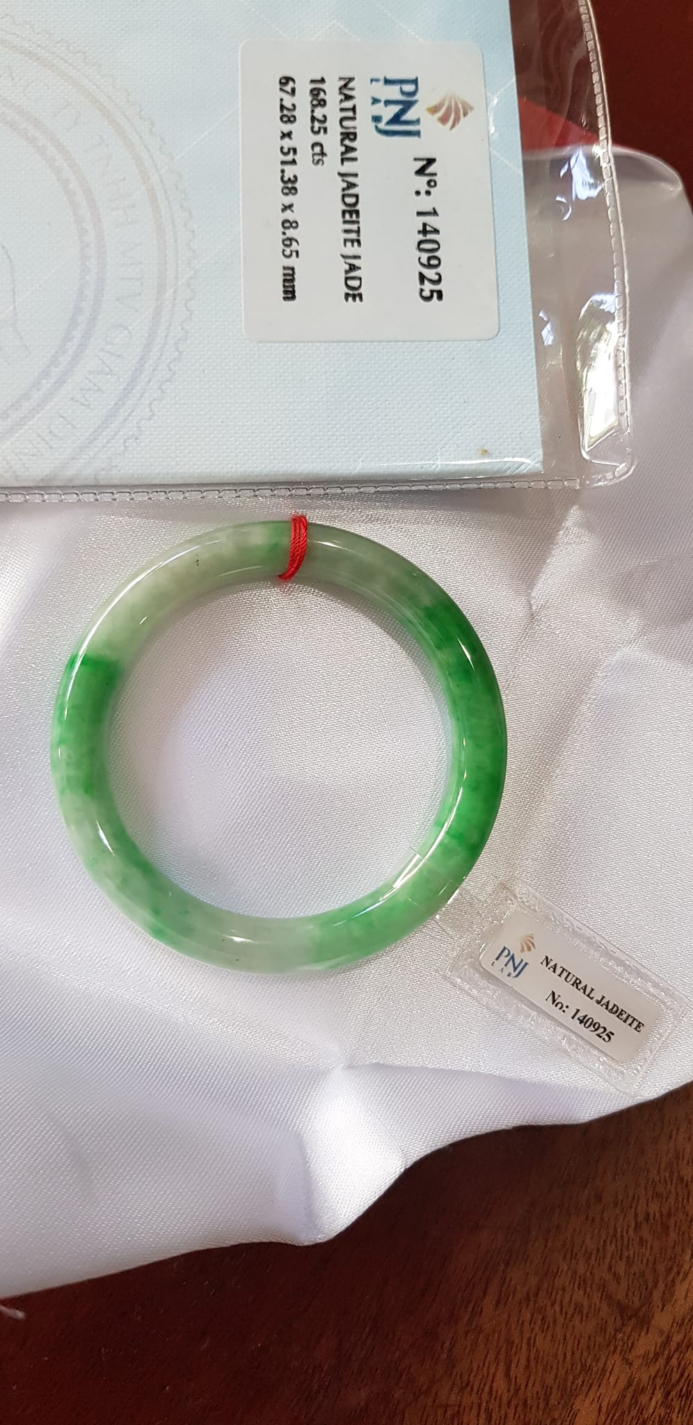 Vòng Cẩm Thạch tự nhiên Đậu Lý Sao Sao Sao Vip 50mm x chột 8mm Vòng cẩm thạch kiểm định P No 140925 Màu Xanh lý tươi bóng sáng mượt bông đậu lý trắng đều đẹp sang Nữ 50kg - 54kg đeo ạ