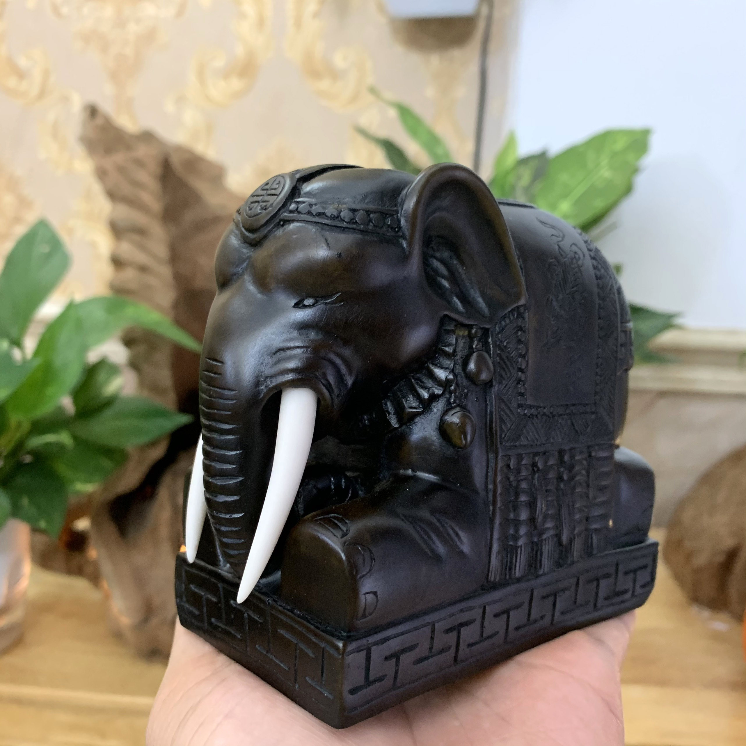Tượng voi đá trang trí phong thủy dáng voi quỳ phục bảo vệ gia chủ - Dài 12cm