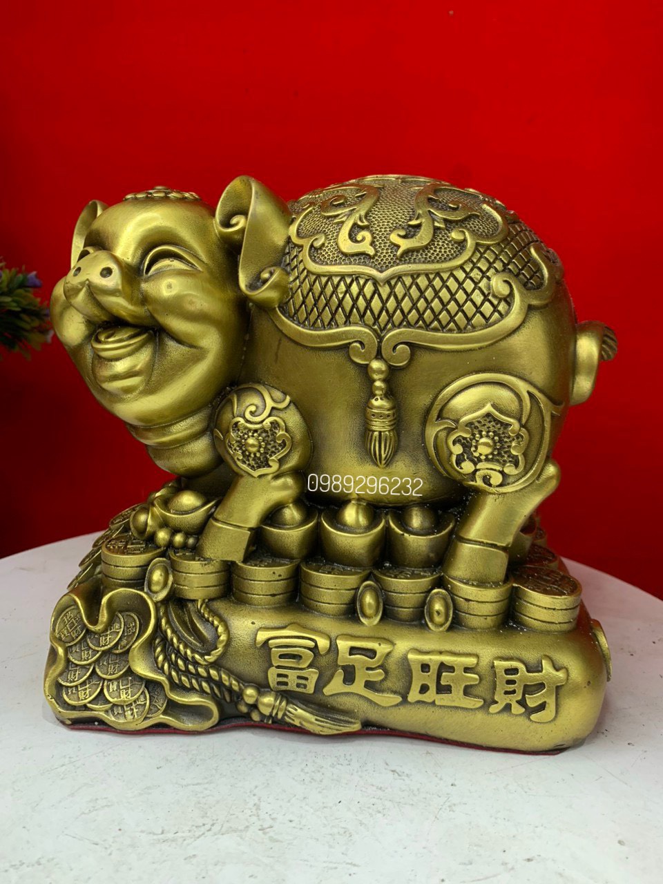 Tượng heo phong thuỷ đứng đế tiền bằng đồng vàng
