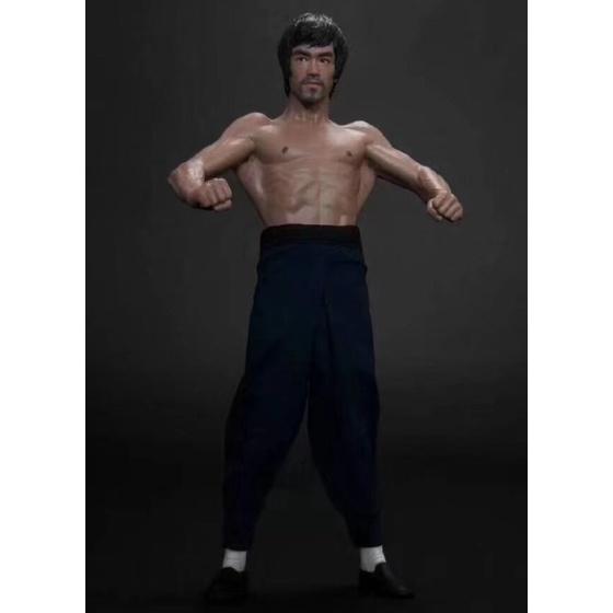 Mô hình Lý tiểu long lưng cây thông , xô hổ mang 20cm