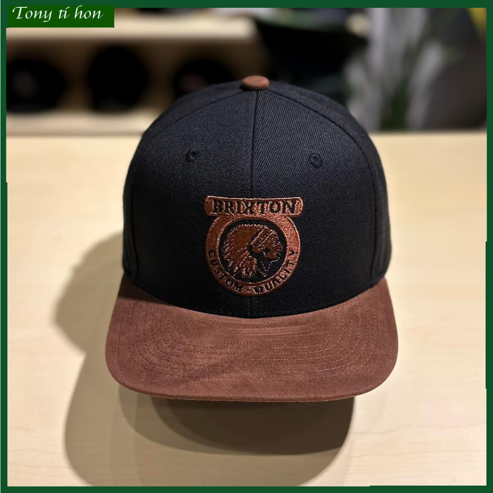 [ Miễn ship / giảm giá ] MŨ NÓN LƯỠI TRAI NAM NỮ SNAPBACK VÀNH PHẲNG LOGO BT TRÒN CÁ TÍNH- đen nâu