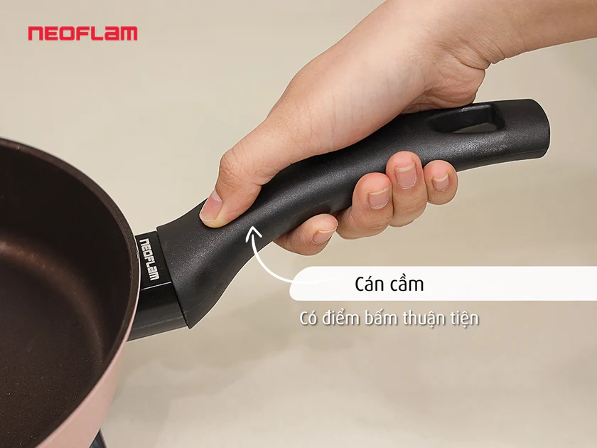 Bộ 4 món Nồi, Chảo chống dính Reverse Neoflam Hàn Quốc màu hồng đào. Bao gồm Nồi 24 I Nồi 20 I Chảo đa năng 28cm I Chảo chiên 24cm. Thân hợp kim nhôm, phủ chống dính Daikin thế hệ mới.