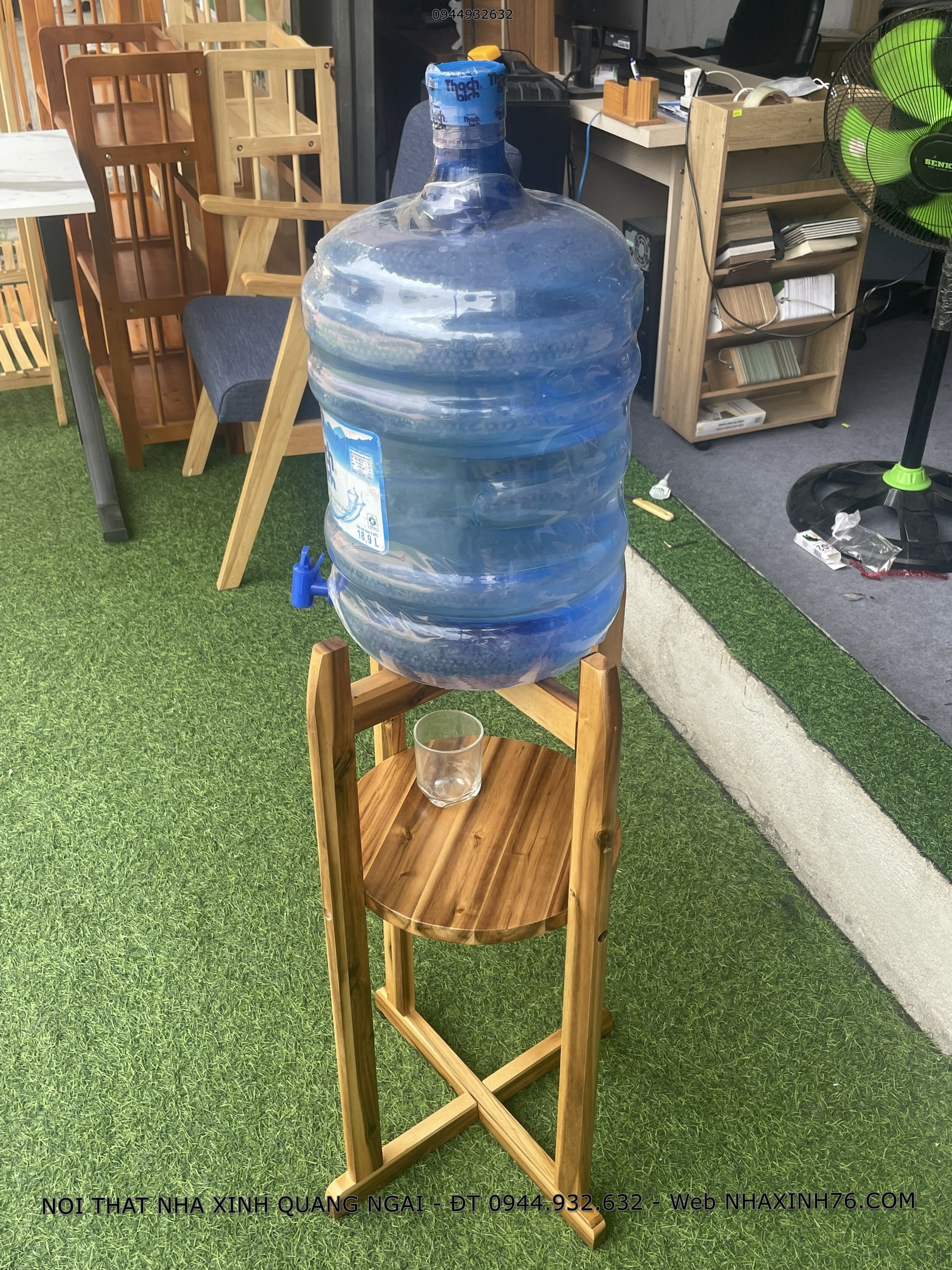 KỆ ĐỂ BÌNH NƯỚC GỖ TỰ NHIÊN