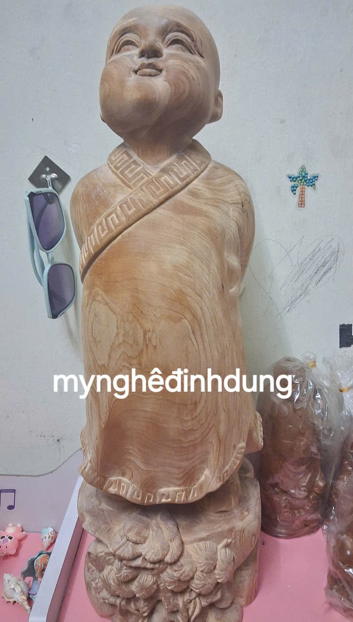 Tượng  chú tiểu tùy duyên bằng gỗ ngọc Am thơm nức cao 50x17x16cm