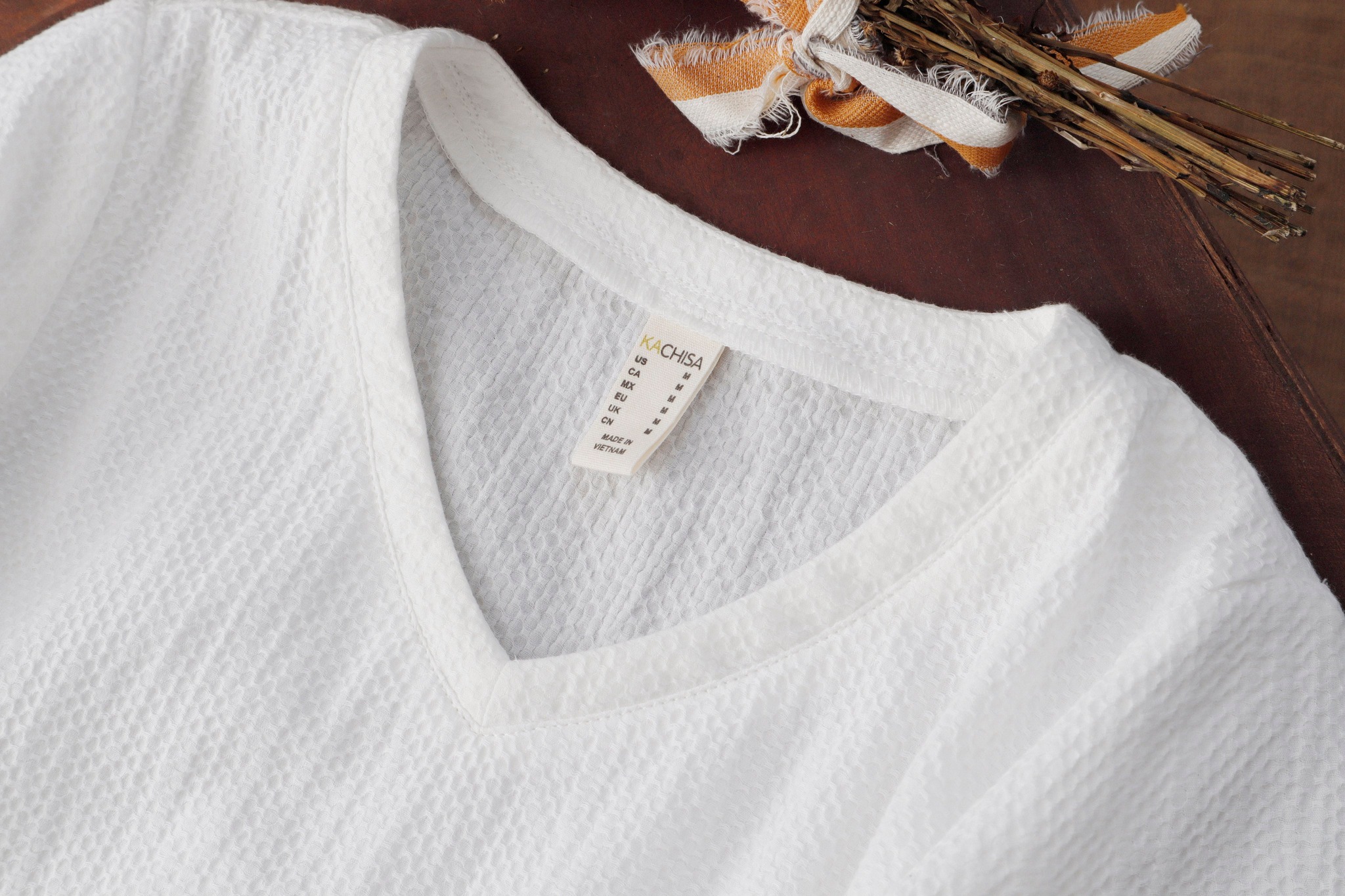 Áo xốp cotton KACHISA cổ tim xẻ tà màu trắng