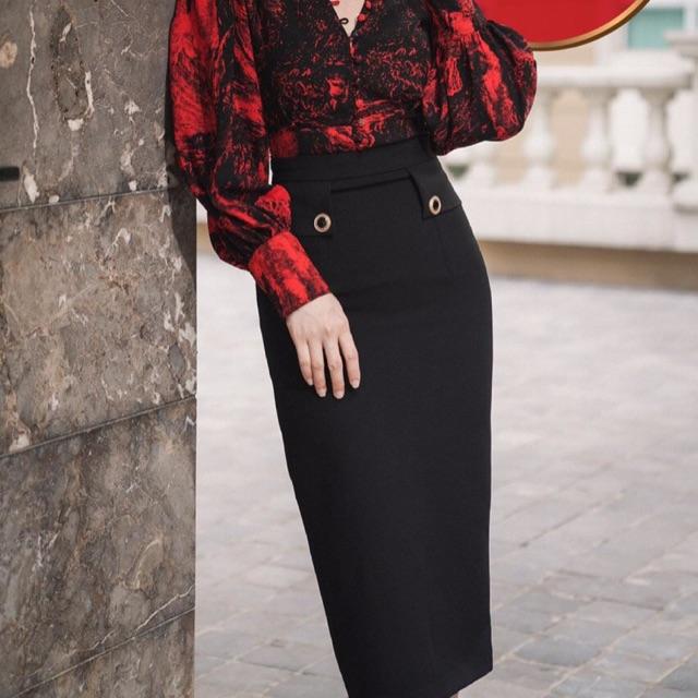 Chân váy bút chì vạt đính cúc cách điệu 65cm quá gối