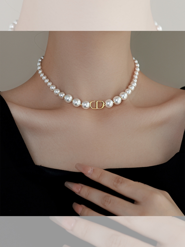 Vòng cổ chocker chuỗi ngọc chữ CD sang chảnh