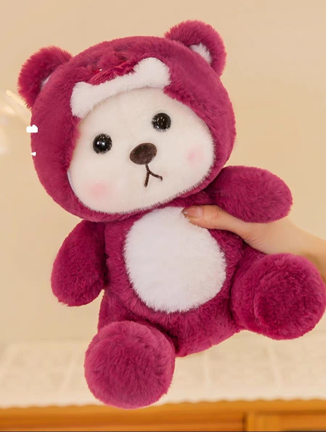Gấu bông lena ngồi đội mũ gấu dâu đỏ đáng yêu, gấu teddy trắng cosplay