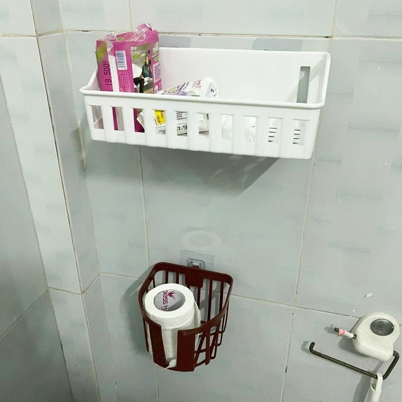 Giỏ nhựa đựng giấy vệ sinh dán tường không cần khoan đục