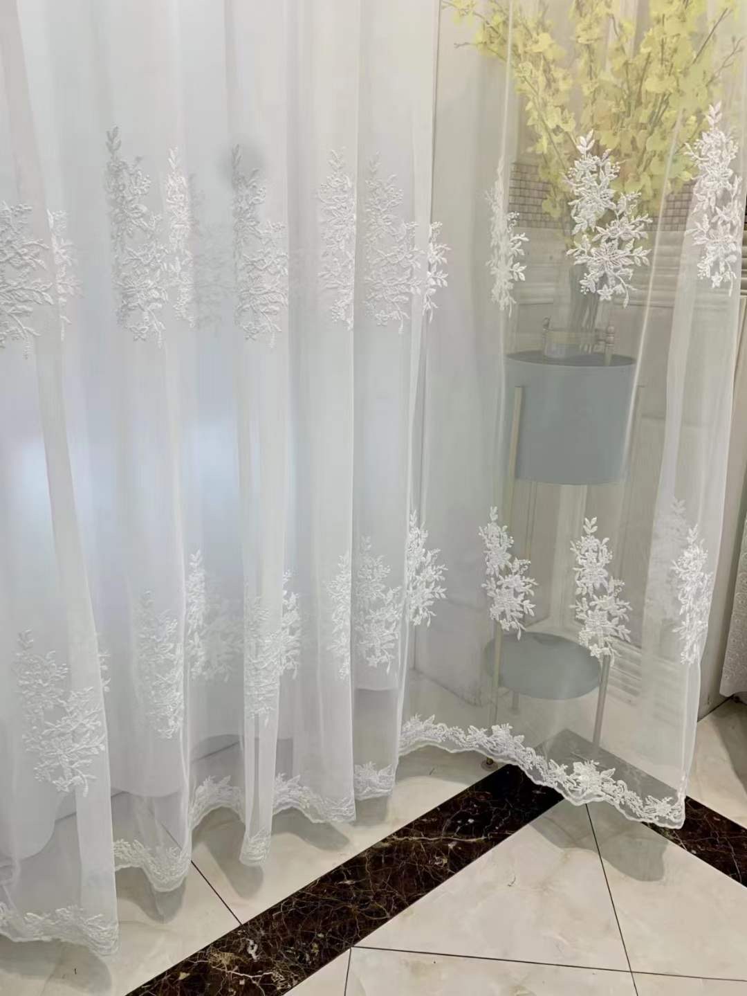 Vải rèm voan thêu hoa hồng trắng