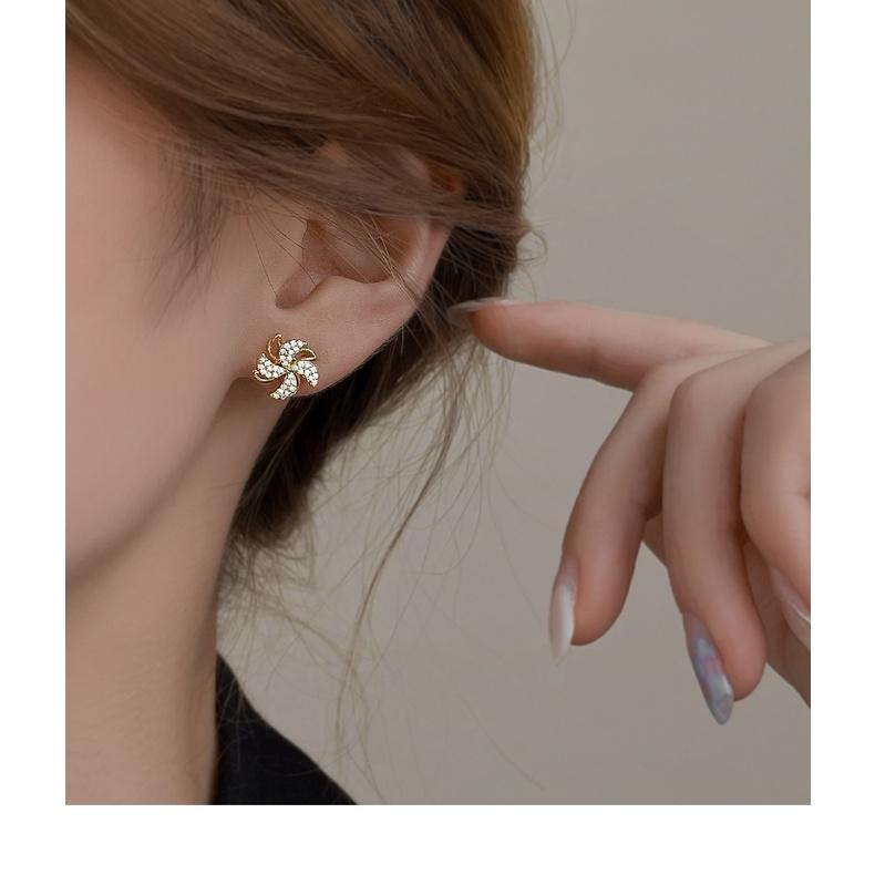Bông tai khuyên tai nữ đính đá thiết kế kiểu chong chóng xoay M106901