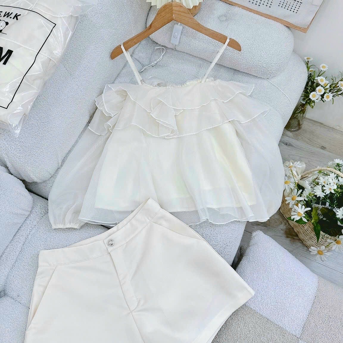 SET ÁO VOAN TRỄ VAI DÂY TAY DÀI BỒNG SUÔNG TRƠN BÈO + QUẦN SHORTS NGẮN ỐNG RỘNG LƯNG CAO ĐI BIỂN ĐI CHƠI DẠO PHỐ ĐI TIỆC