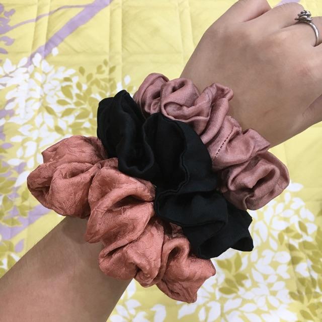 Dây buộc tóc Scrunchies lụa hai da