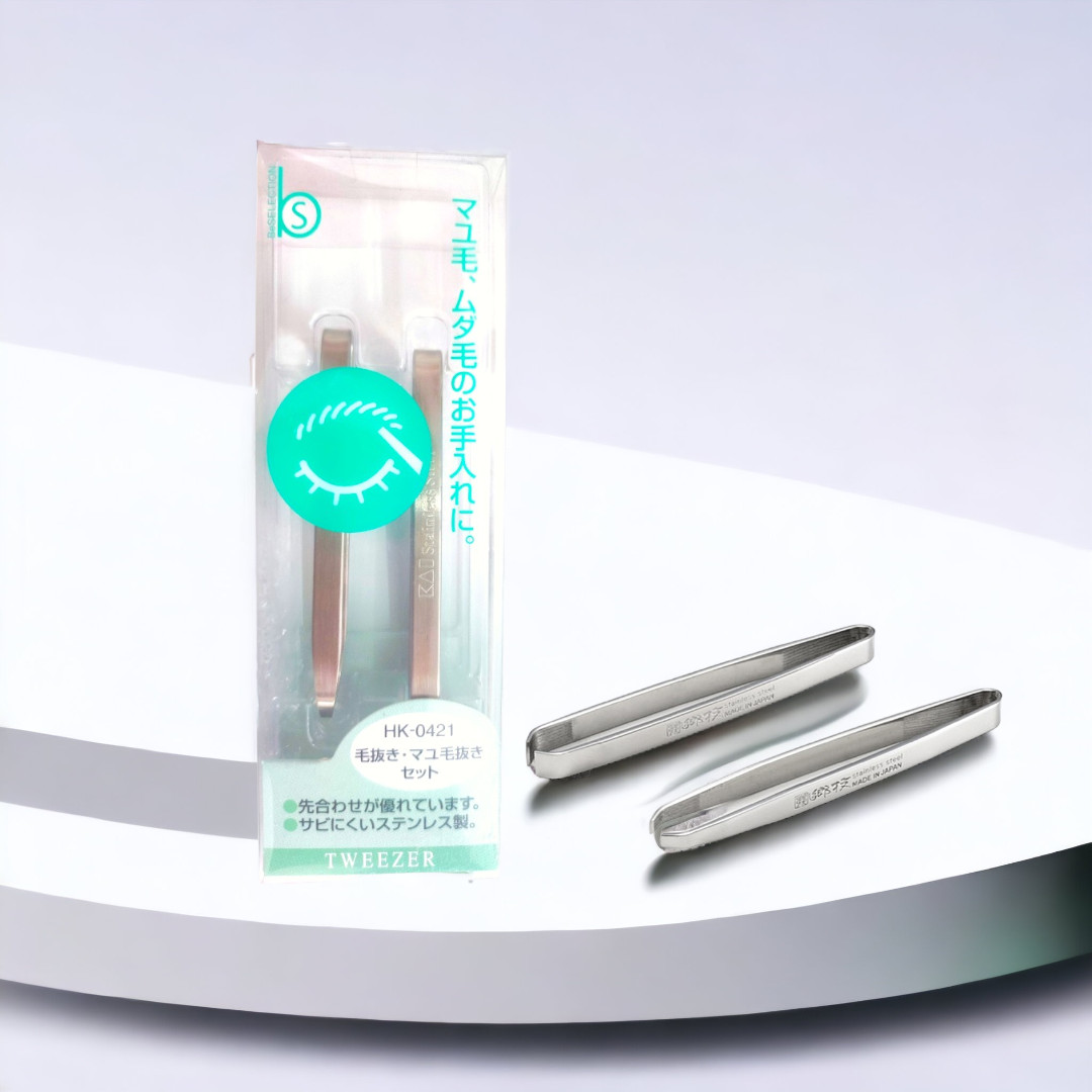 Nhíp Nhổ Lông Mày Bằng Thép Không Gỉ Kai Tweezer 4959-HK0421 (Combo Nhíp Và Set 24mL)