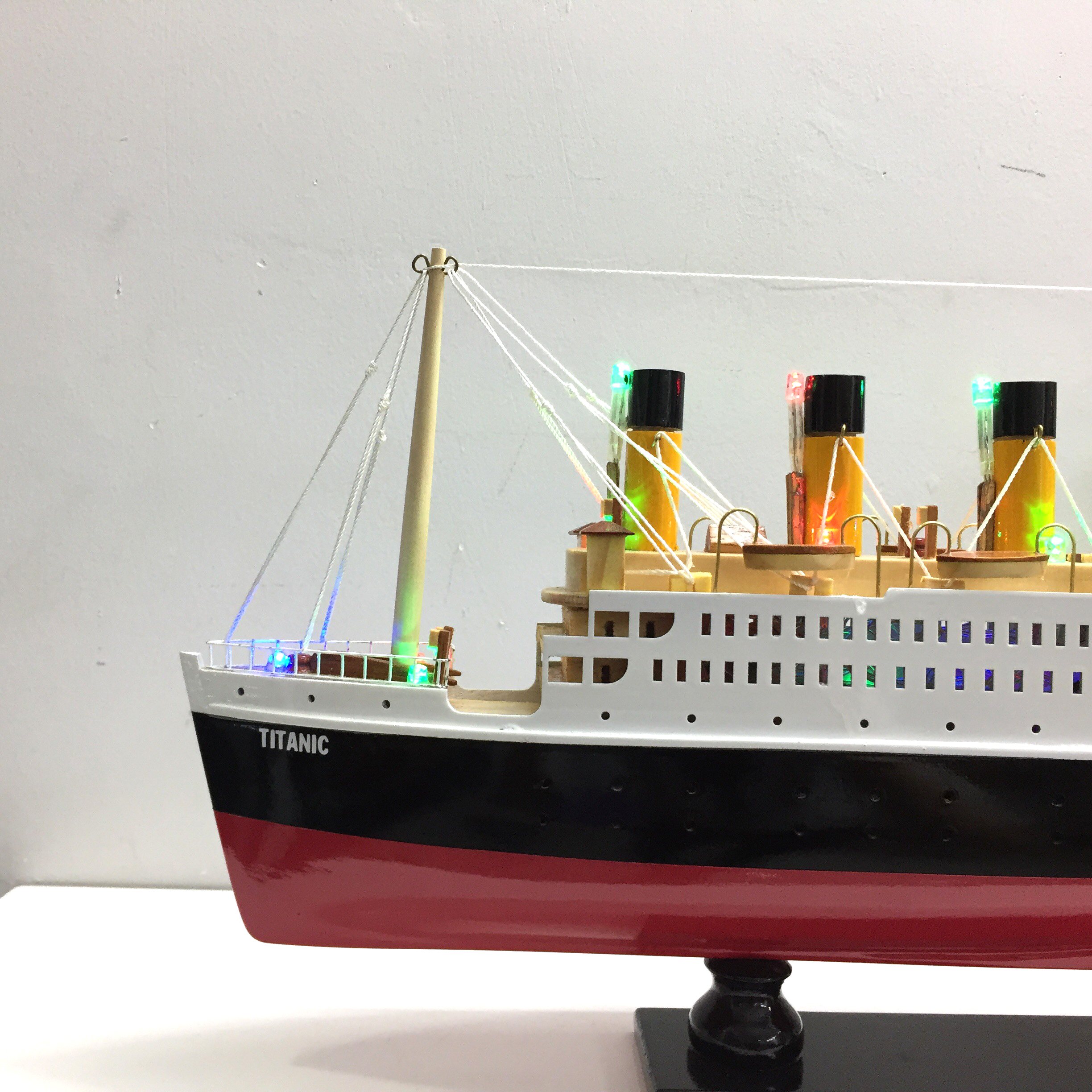 Mô hình du thuyền gỗ RMS Titanic (thân 40cm - đèn led màu)