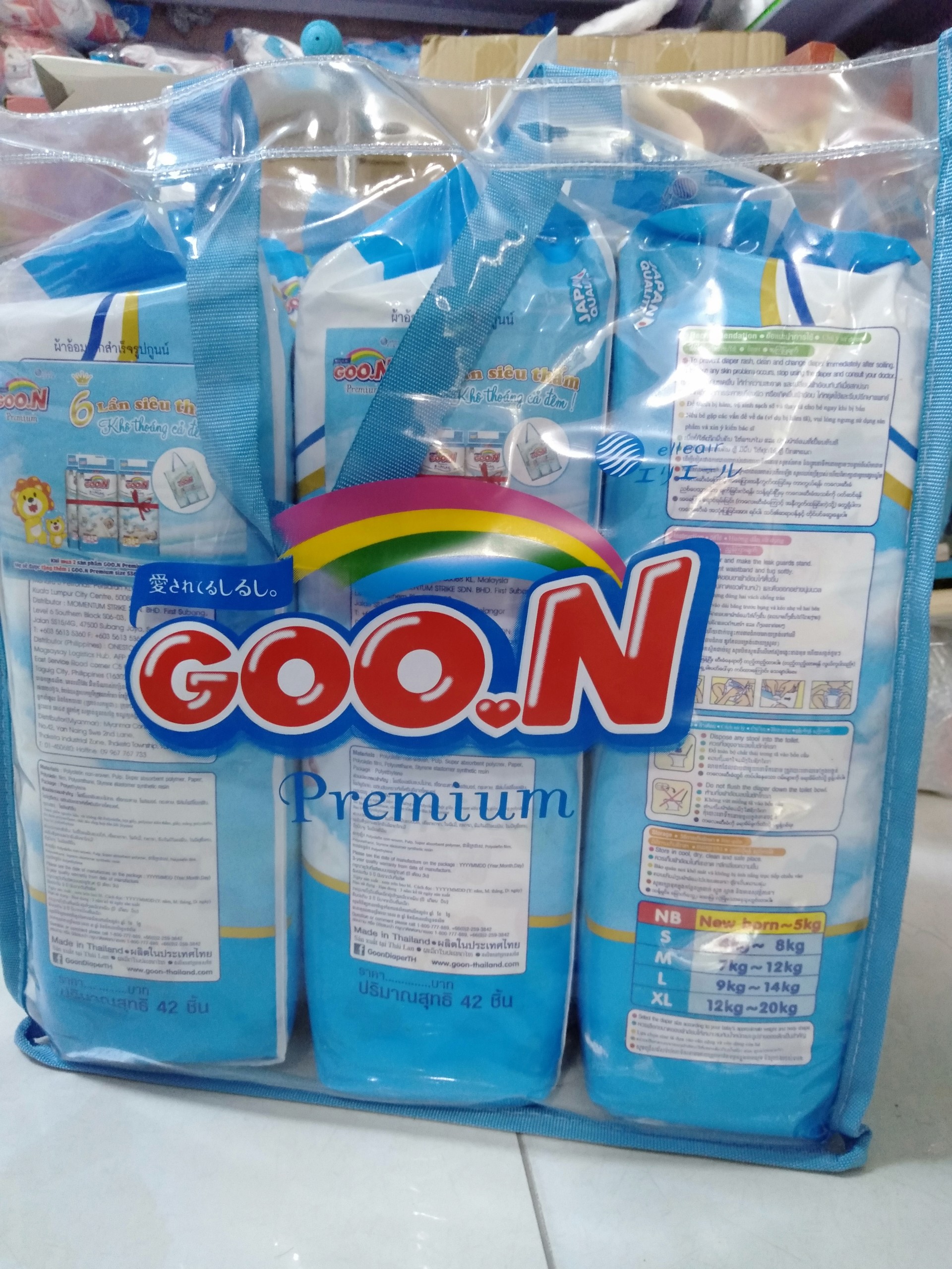 Combo 2 bịch bỉm Goon Premium tặng thêm 1 bịch Goon Premium S36 cùng một túi xách Goon hiện đại