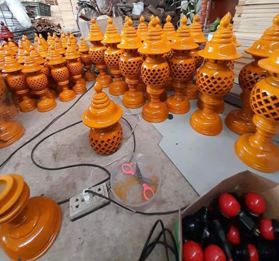 Cặp Đèn Thờ Gỗ Tràm Bông Vàng Cao 34cm