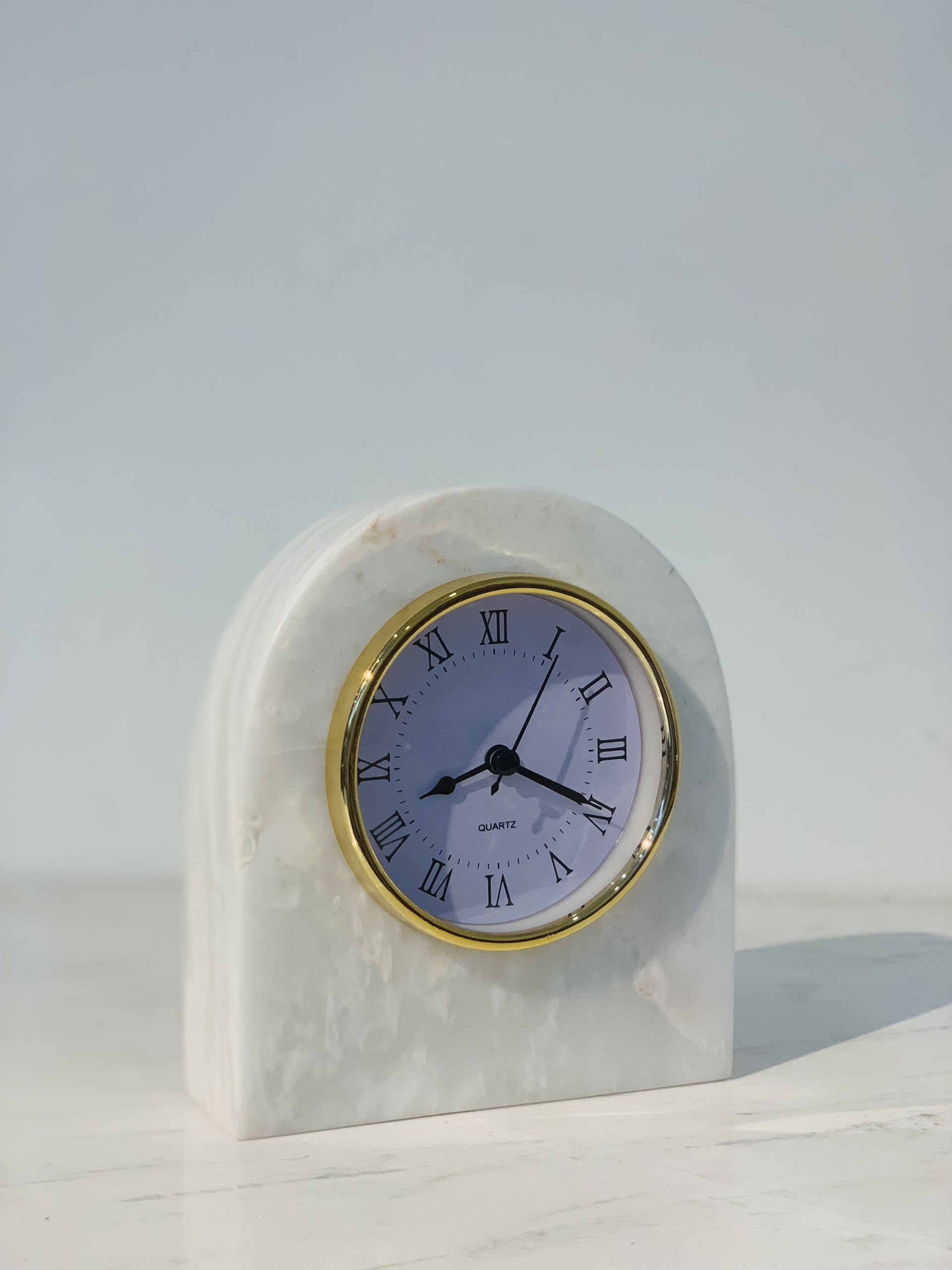 Đồng hồ để bàn đá tự nhiên DH02 bầu dục màu Trắng ngọc (Mặt số La mã - Mặt trắng)