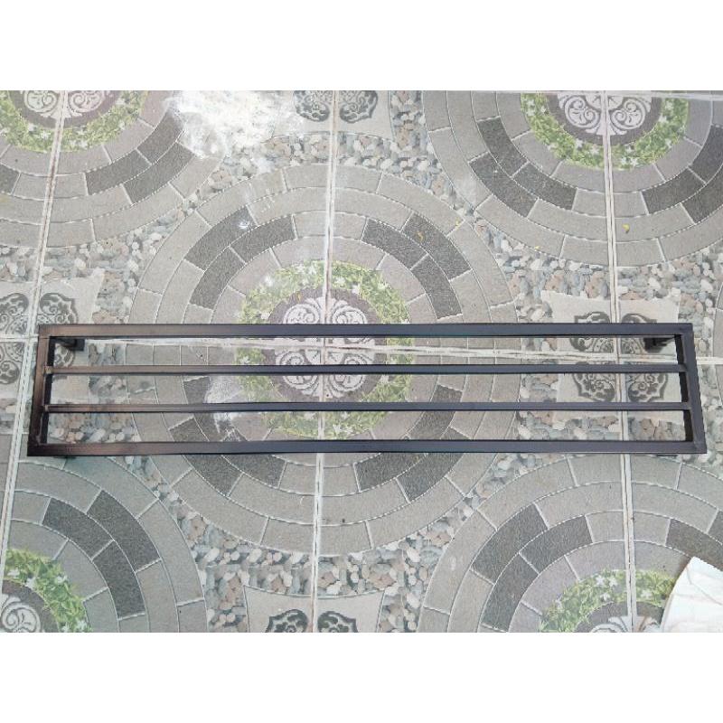 Kệ thép Dài 100cm. Rộng 20cm. Cao 10cm. 4 chân. 2 nan phụ. Hộp thép 2x2cm