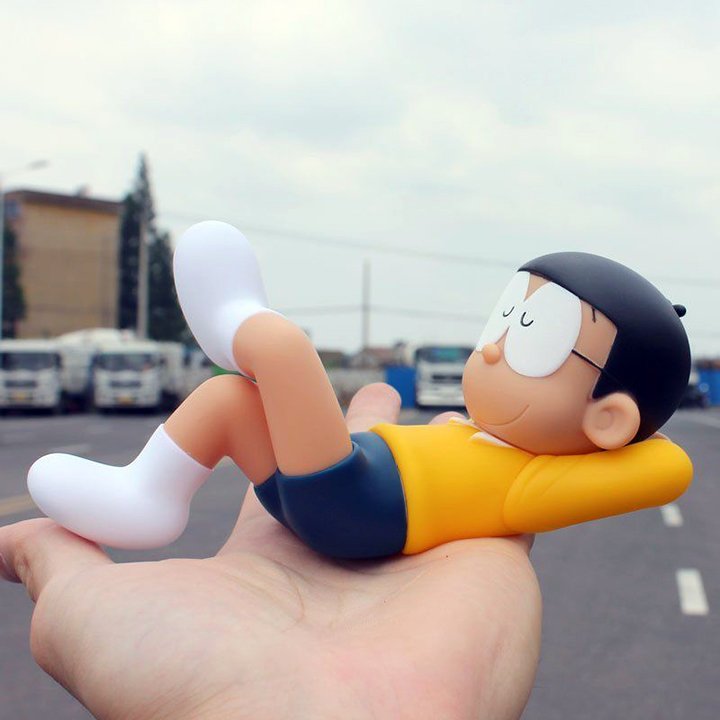 Mô Hình Nobita Đang Ngủ Và Doremon Vẫy Tay Chào. Vạn Sự Bình An